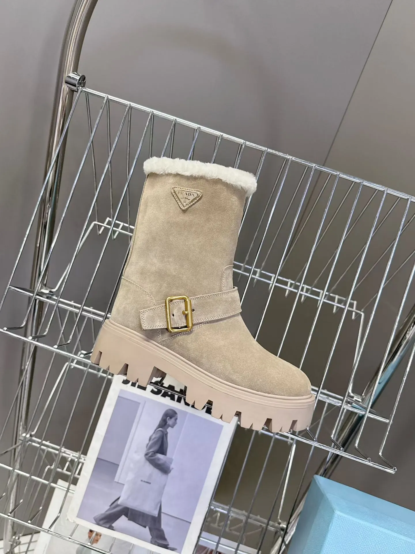 👟👟Ex-factory price 660👟👟 PRADA Prada's latest fall and winter triangular logo slip-on furry boots. There are many celebrities and Internet celebrities. A series that cannot be bought in winter. It is definitely this year's big hit. It is very good-looking. Simple upper design. Highly brand-recognizable triangle logo embellishment. Full of details. The upper foot is large and slim, and the legs are slim. This piece is just right. The outsole height is 5CM, which can instantly increase your height. It is a perfect tool for heightening. The whole series uses a variety of imported materials: polished and waxed calf leather, high mercerized cow suede, real wool lining, super warm, original combined rubber foam outsole, light and comfortable, Size: 35-41 (40 41 customized, non-refundable) 3044